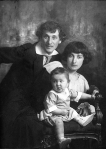ob_3fa7fb_marc-chagall-with-his-wife-bella-and-d